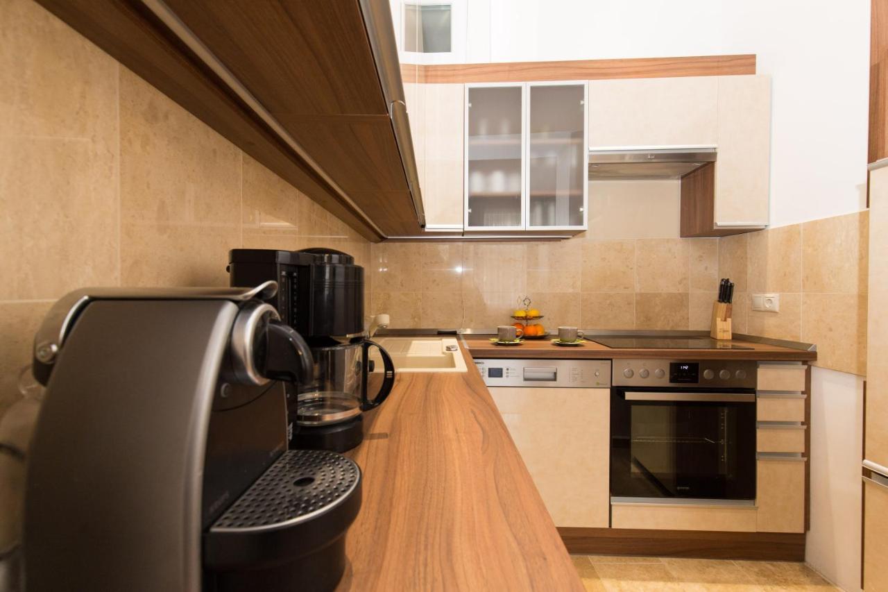Elegant Apartment With Buda Castle View Budapest Exterior photo